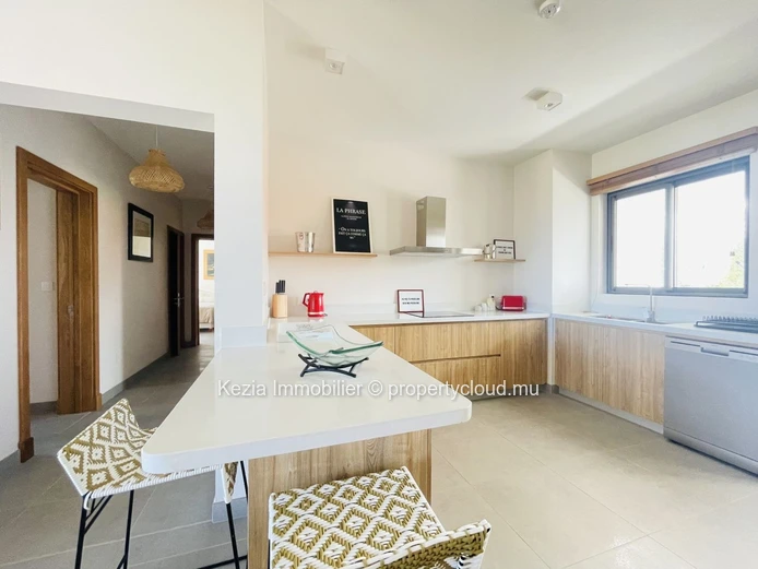 Contemporary Apartment Ideally Located