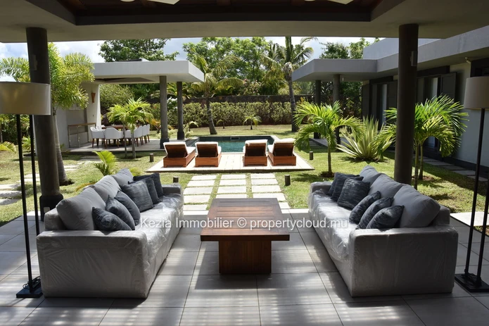 Elegant Contemporary Property With Clean Lines