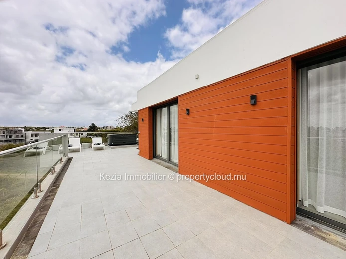 Contemporary Penthouse Close To The Beach