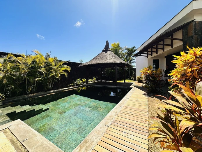 | Villa Contemporaine Avec Piscine Et Jardin Tropical |