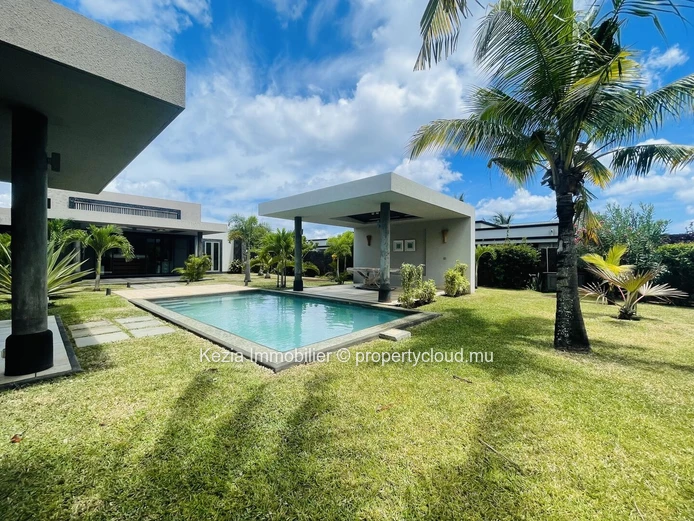 Elegant Contemporary Property With Clean Lines