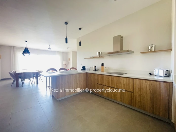 Contemporary Apartment Near The Beach
