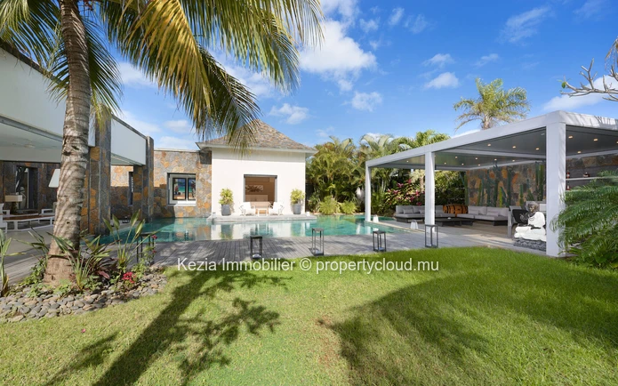 Luxurious Balinese villa with exceptional volumes