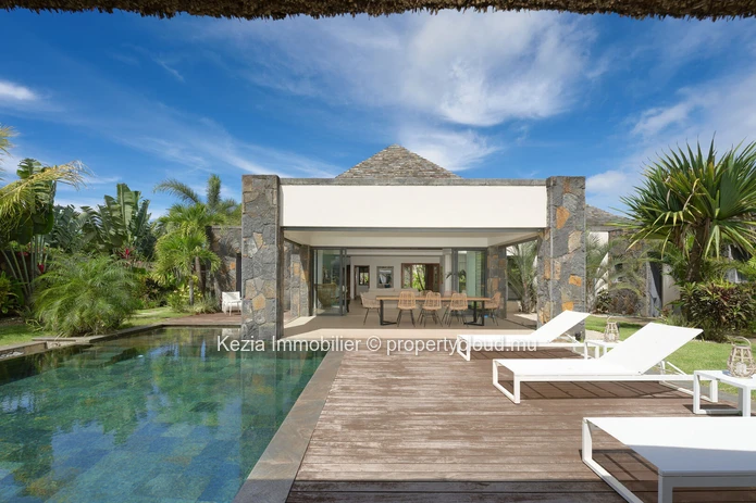 Lush Balinese villa with exceptional volumes