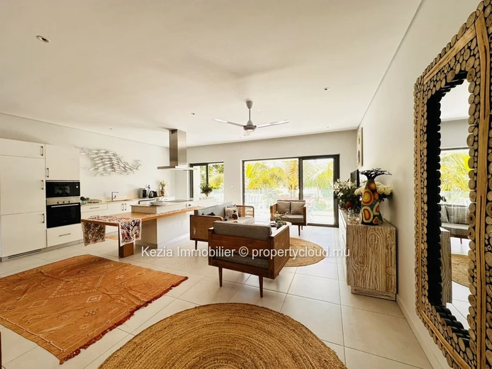 Contemporary Apartment Near The Sea