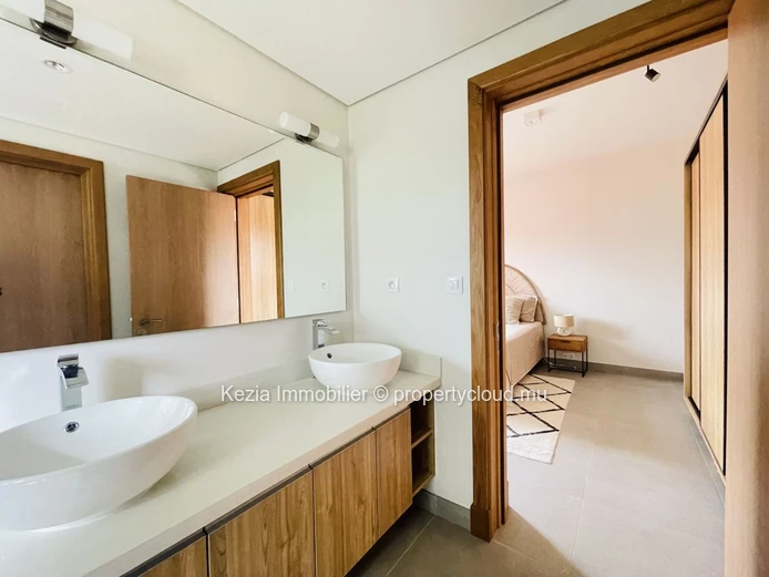 Contemporary Apartment Ideally Located