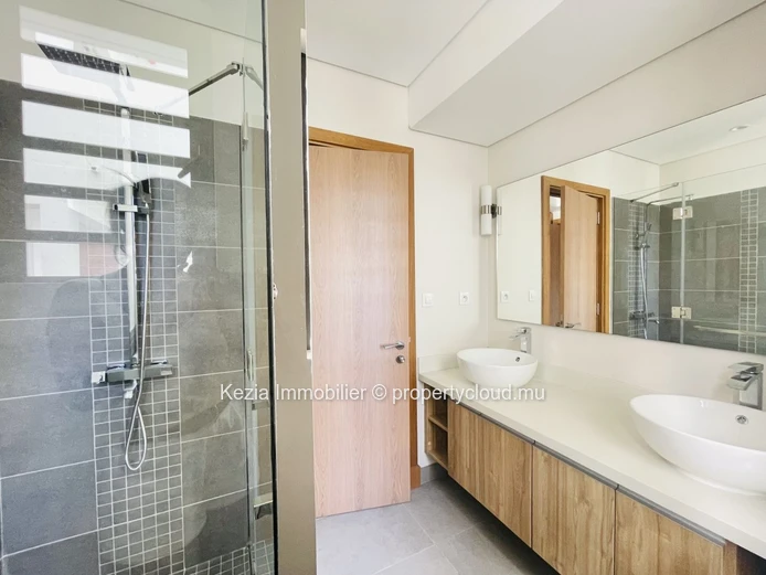 Contemporary Apartment Near The Beach