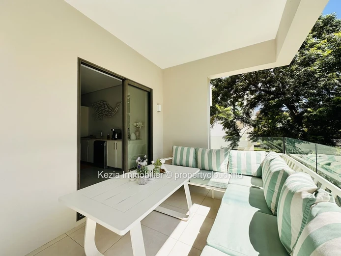 Contemporary Apartment Near The Sea