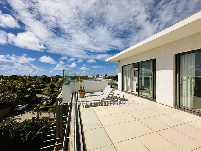 Penthouse With Modern Lines And Sea View