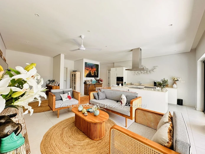 Contemporary Apartment Near The Sea
