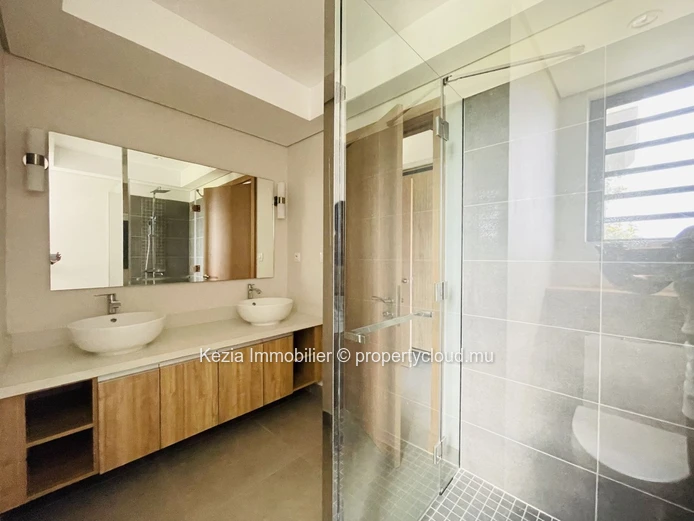 Contemporary Apartment Ideally Located