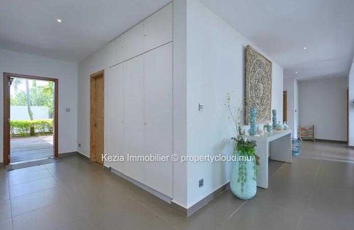 Contemporary Villa In A Secure Residence