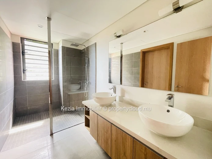 Contemporary Apartment Ideally Located