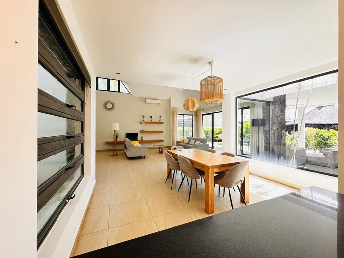 | Villa Contemporaine Avec Piscine Et Jardin Tropical |